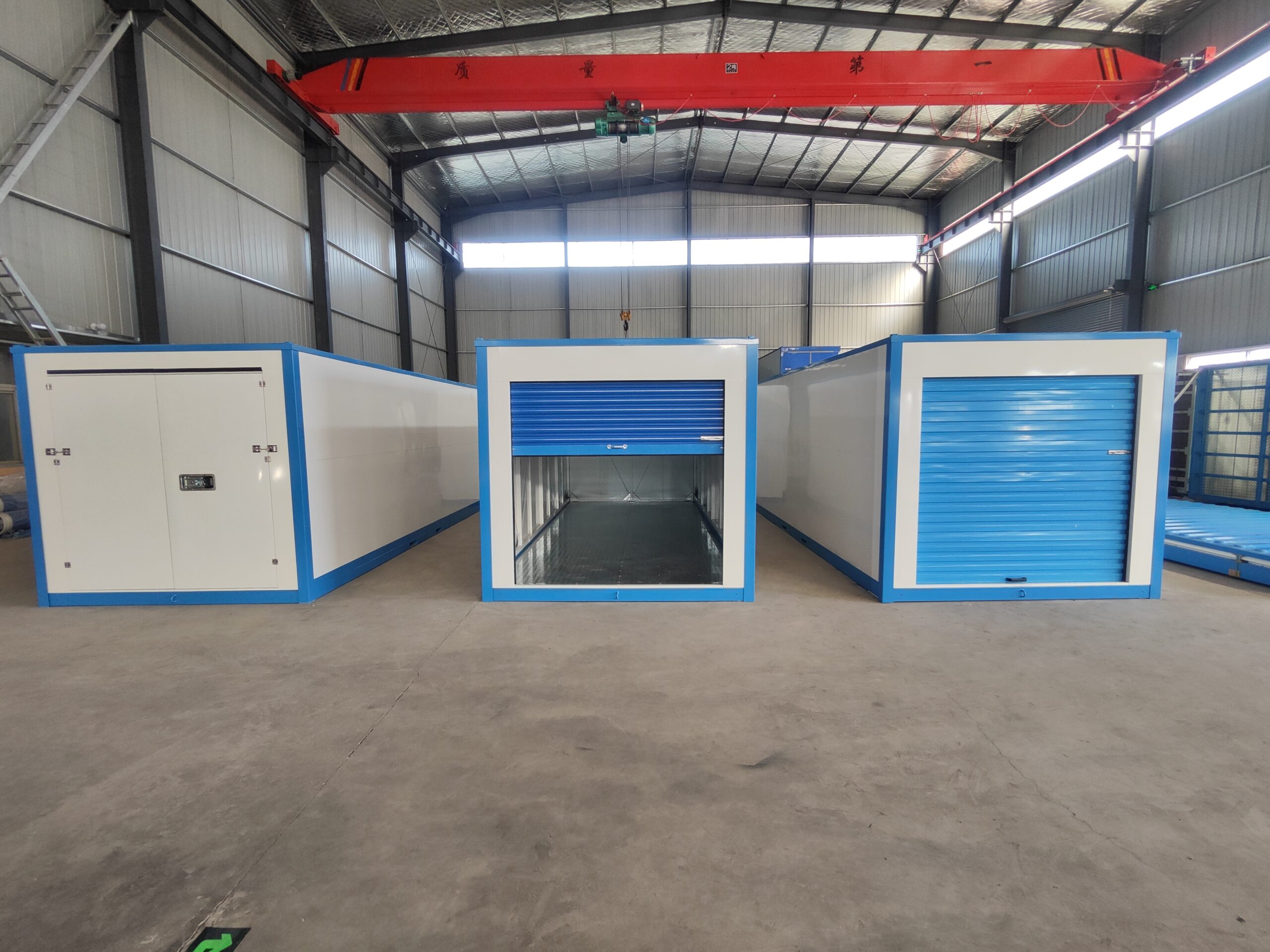 Contenedores de minibodega con puertas rojas